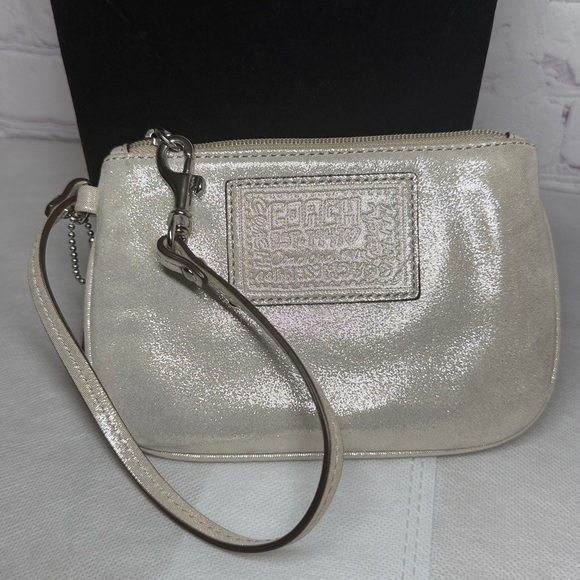 Coach Pearlescent Poppy Liquid Metallic Champagne Leather Wristlet 2010 Clean - Picture 14 of 16